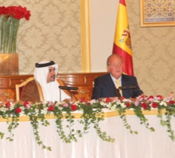 Su Majestad el Rey junto al Príncipe Heredero y Primer Viceprimer Ministro del Reino de Bahrein, Su Alteza Real el Príncipe Salman Bin Hamad Al-Khalif